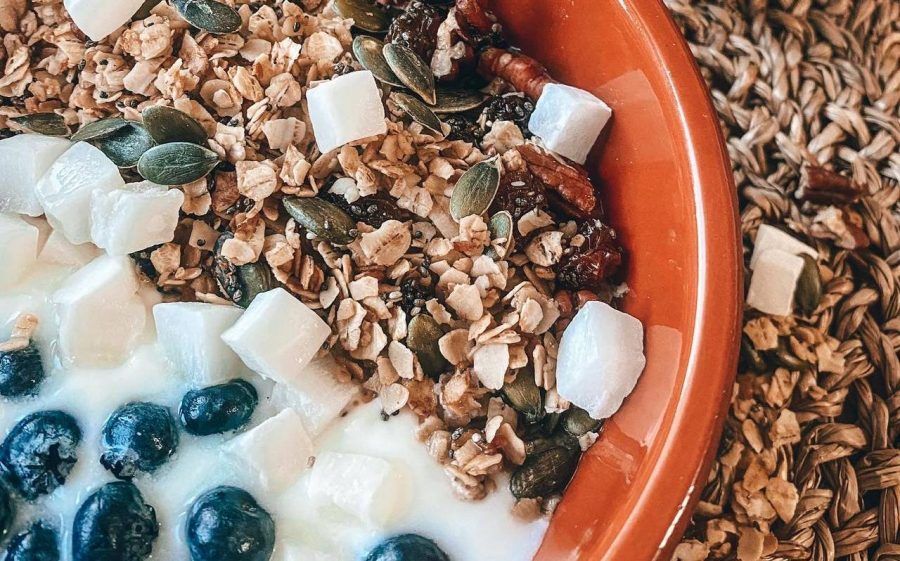 Granola casera con yogur y arándanos